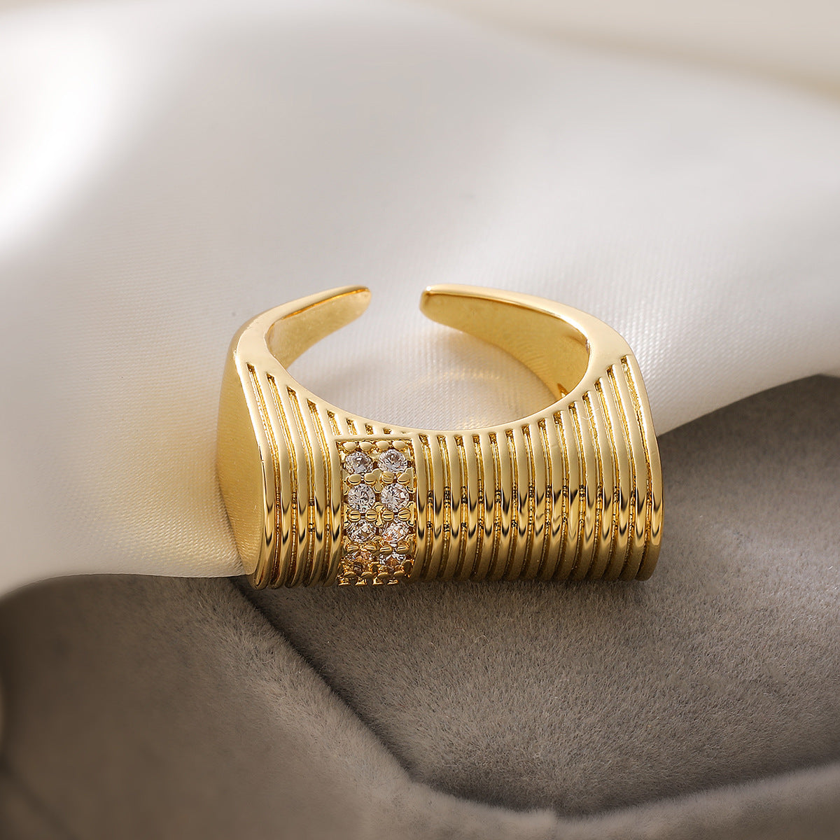 Anello minimalista geometrico a cuore aperto da donna in ottone con placcatura in oro 18 carati e intarsi in zircone