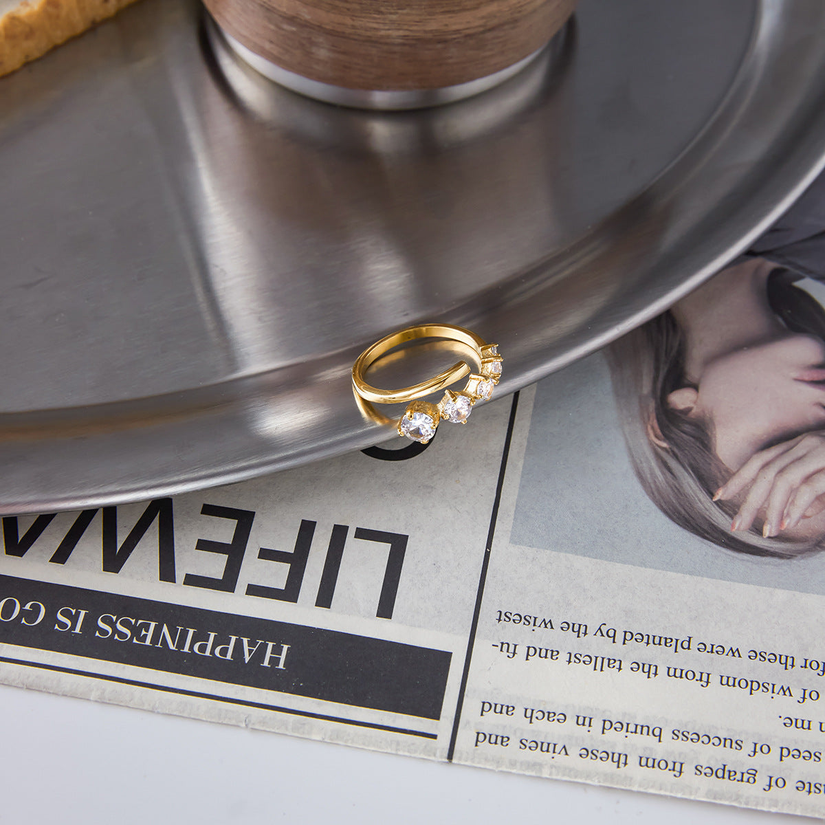 Anello geometrico da donna in acciaio al titanio con intarsio in strass e finitura placcata