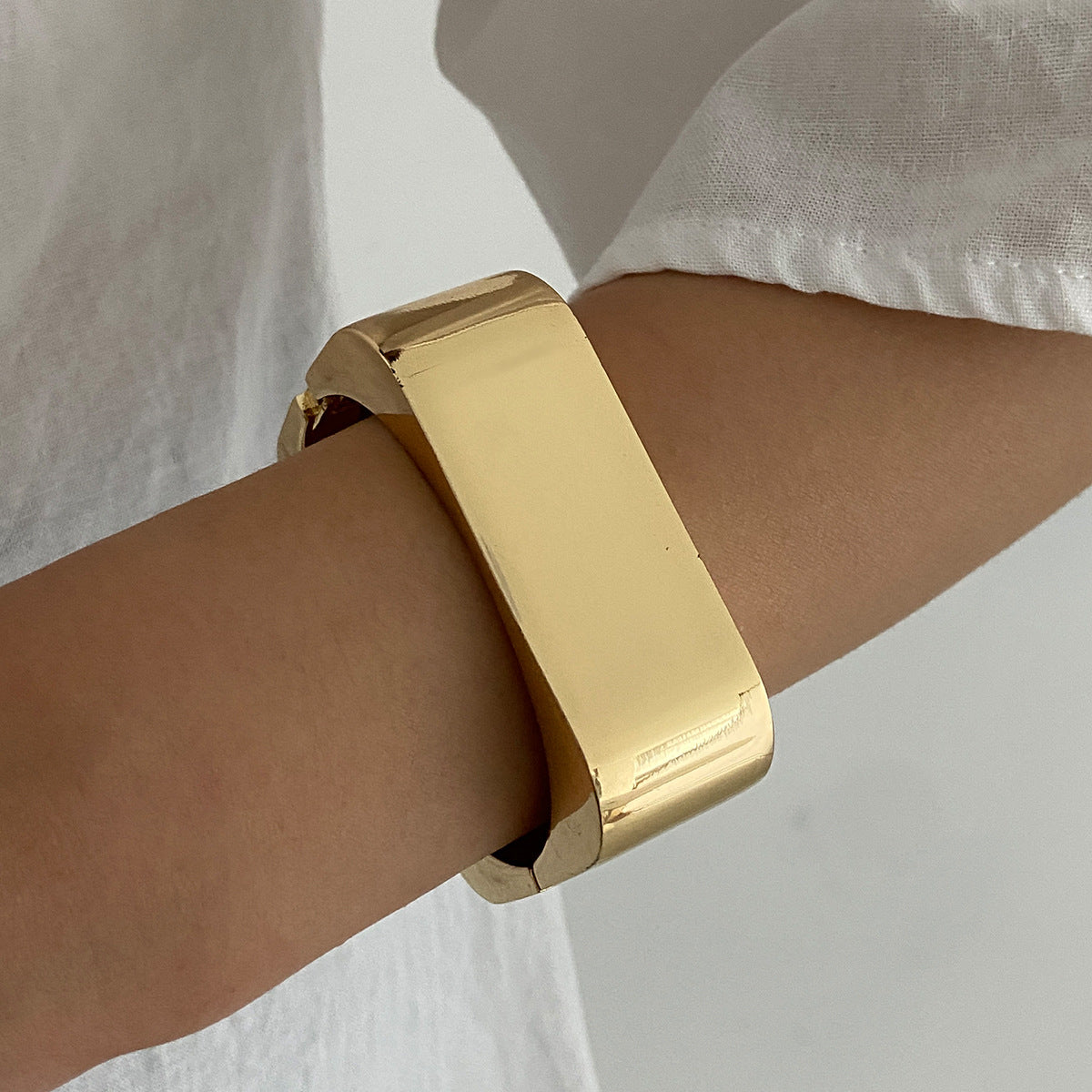 Pulsera geométrica 3D abierta en forma de C de aleación con incrustaciones acrílicas y acabado galvanizado