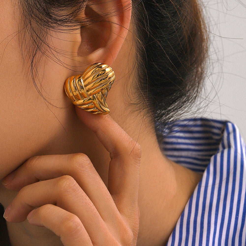 Orecchini Minimalisti a Cuore in Acciaio al Titanio con Placcatura in Oro 18K e Finitura in Acciaio Inox da Donna