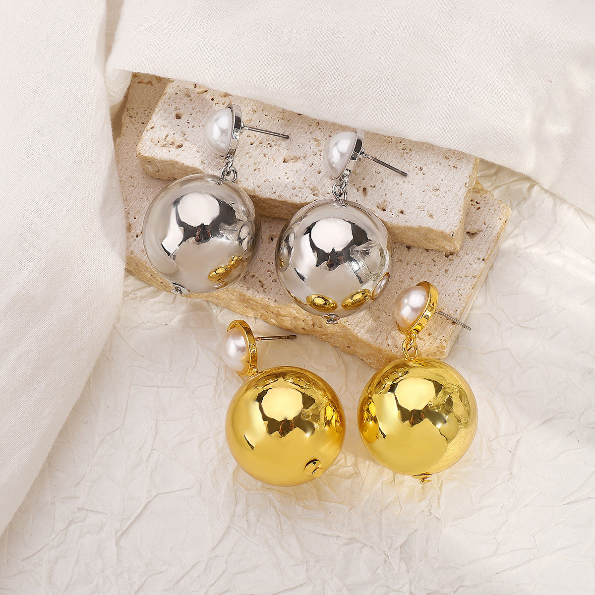 Elegantes Aretes Geométricos de Perlas para Mujer con Acabado Bañado, Joyería Moderna y Versátil para el Día a Día