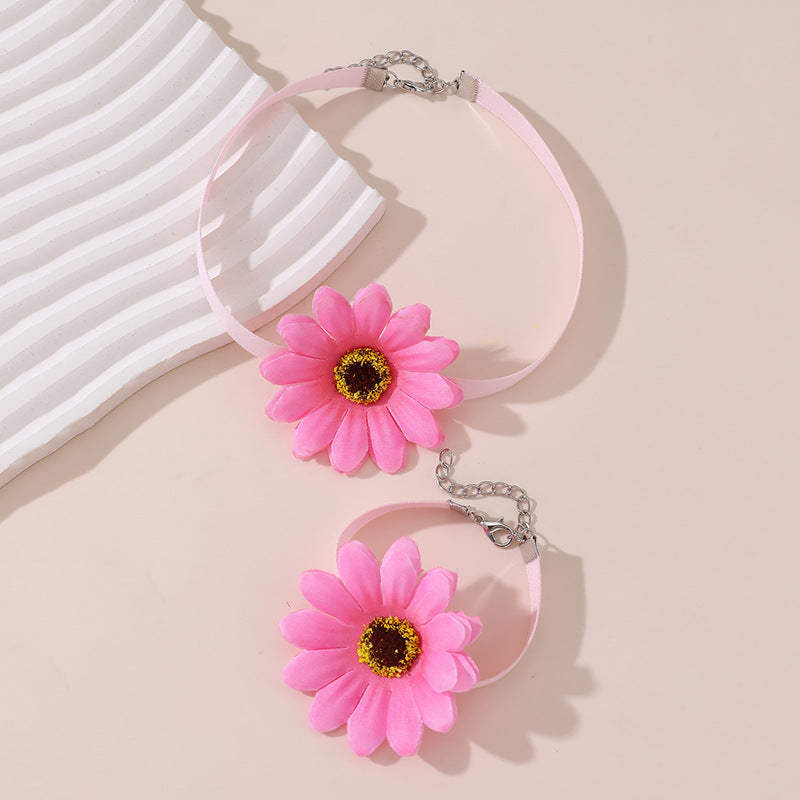 Collar Minimalista de Resina con Forma de Lazo para Niñas con Acabado Pulido y Cadena de Cuentas