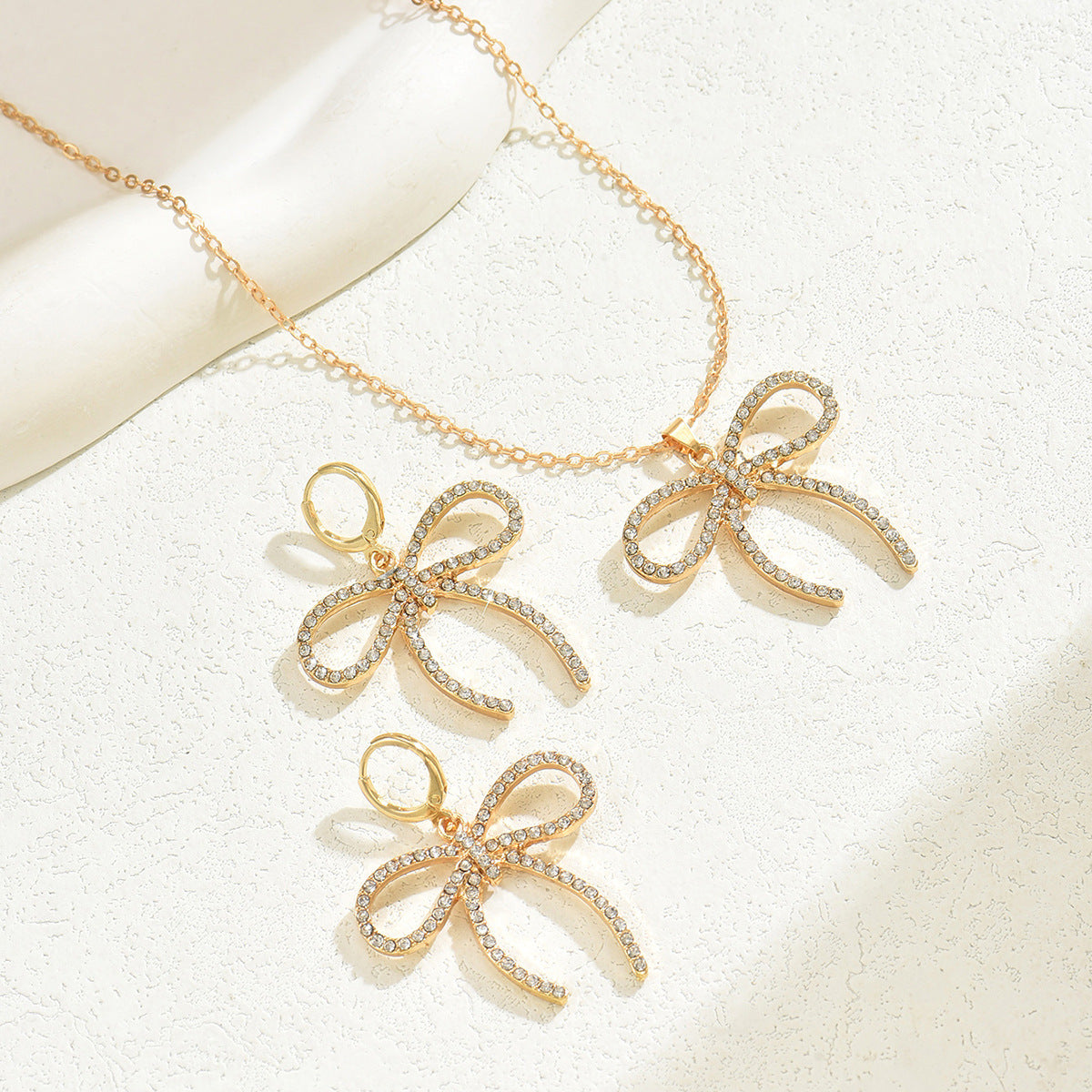 Juego de collar con colgante de lazo elegante y pendientes de tuerca para mujer, joyería de aleación con incrustaciones de diamantes de imitación, estilo dulce minimalista, cadena de clavícula