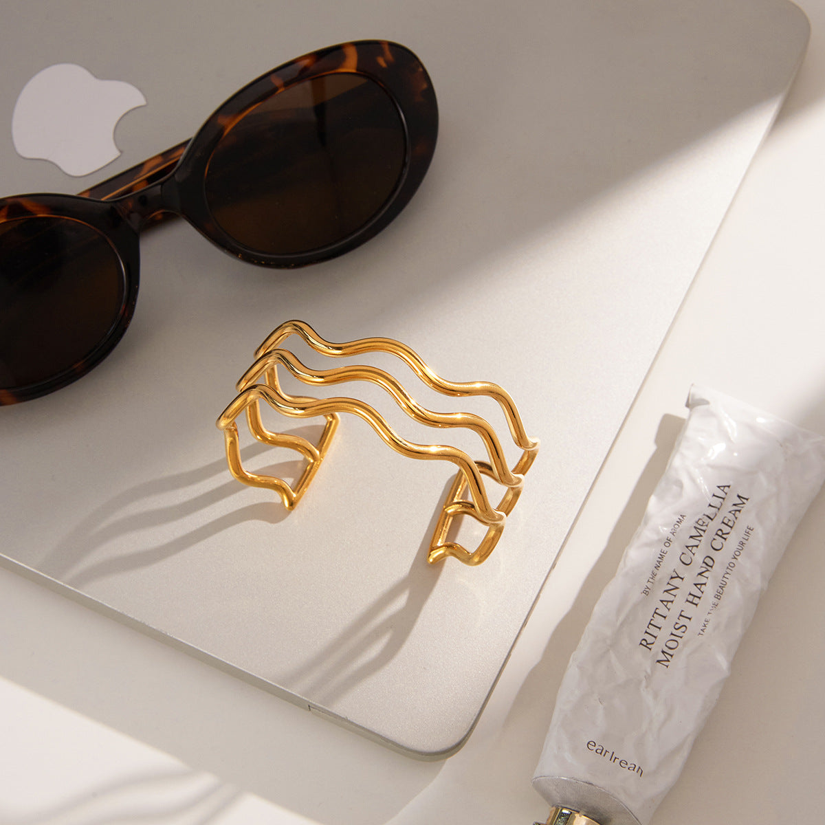 Elegante Bracciale da Donna in Acciaio Inossidabile a Forma di Onda con Placcatura in Oro e Design Geometrico