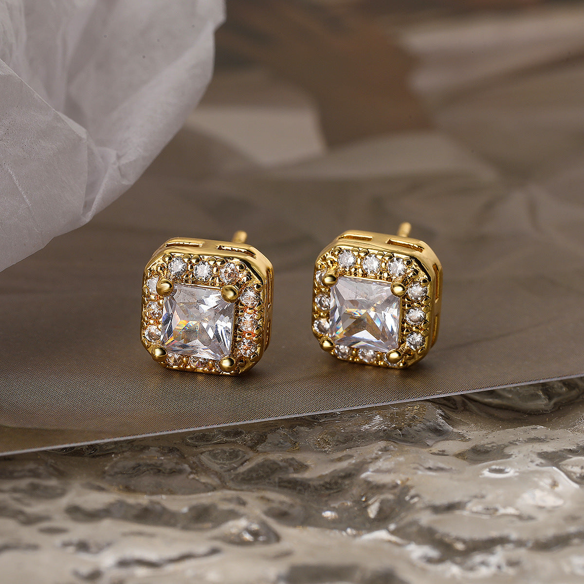 Orecchini geometrici quadrati minimalisti in rame con placcatura in oro e zirconi per donna