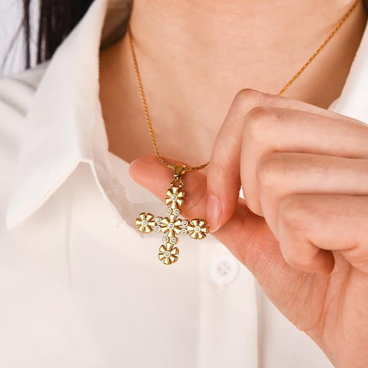 Collar con colgante de cruz minimalista para mujer en acero de titanio con chapado en oro al vacío PVD sobre cadena de acero inoxidable