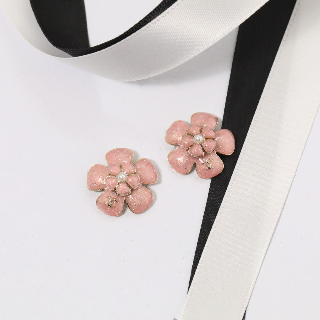 Exquisitos Pendientes de Camelia Esmaltados de Latón Bañado en Oro de Lujo con Postes de Plata de Ley 925 para Mujer