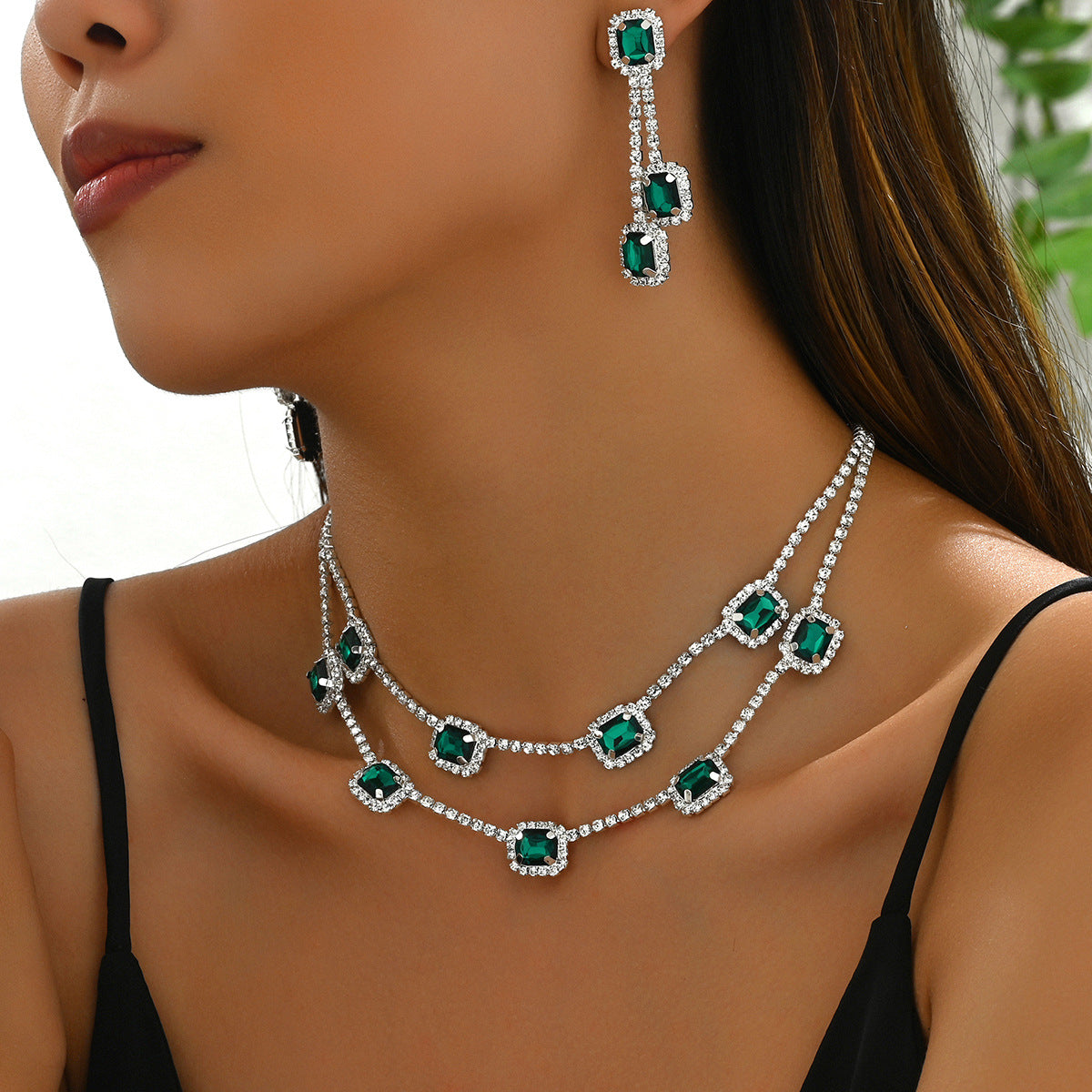 Set di collana a due strati lusso minimalista con ciondolo verde smeraldo e intarsi in diamante per donna, catena a serpente con motivo geometrico e orecchini a cerchio abbinati