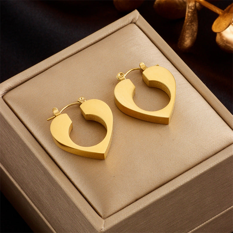 Pendientes minimalistas de corazón hueco de acero de titanio con acabado chapado para mujer