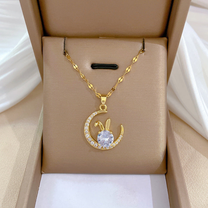 Collana da donna lussuosa e minimalista in acciaio al titanio con luna intarsiata di strass, dolce ciondolo geometrico