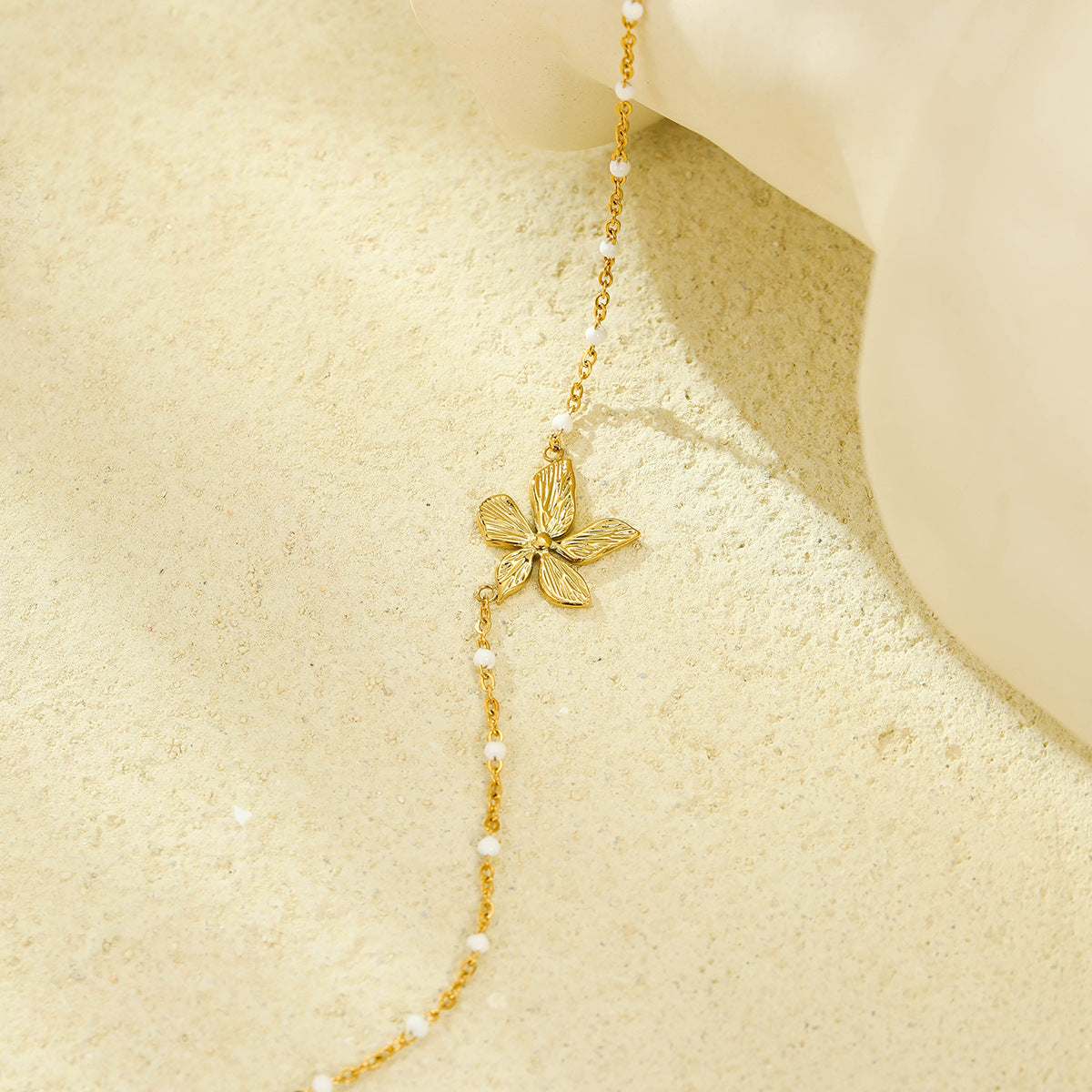Collana con Pendente a Foglia e Petalo Minimalista alla Moda in Acciaio al Titanio con Finitura Placcata per Donna