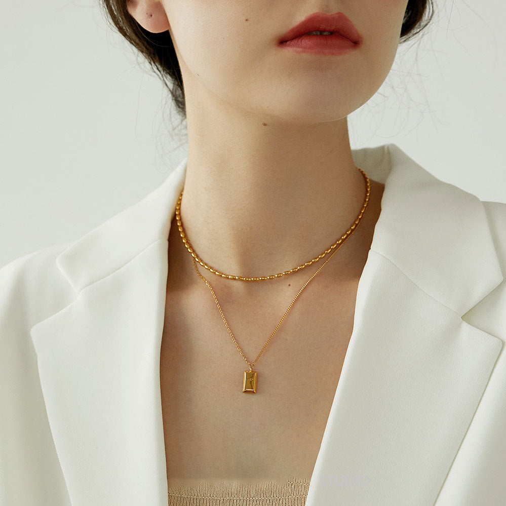Collana Minimalista Geometrica in Acciaio Titanio a Doppio Strato per Donna e Uomo con Accenti Dorati e Design a Clavicola