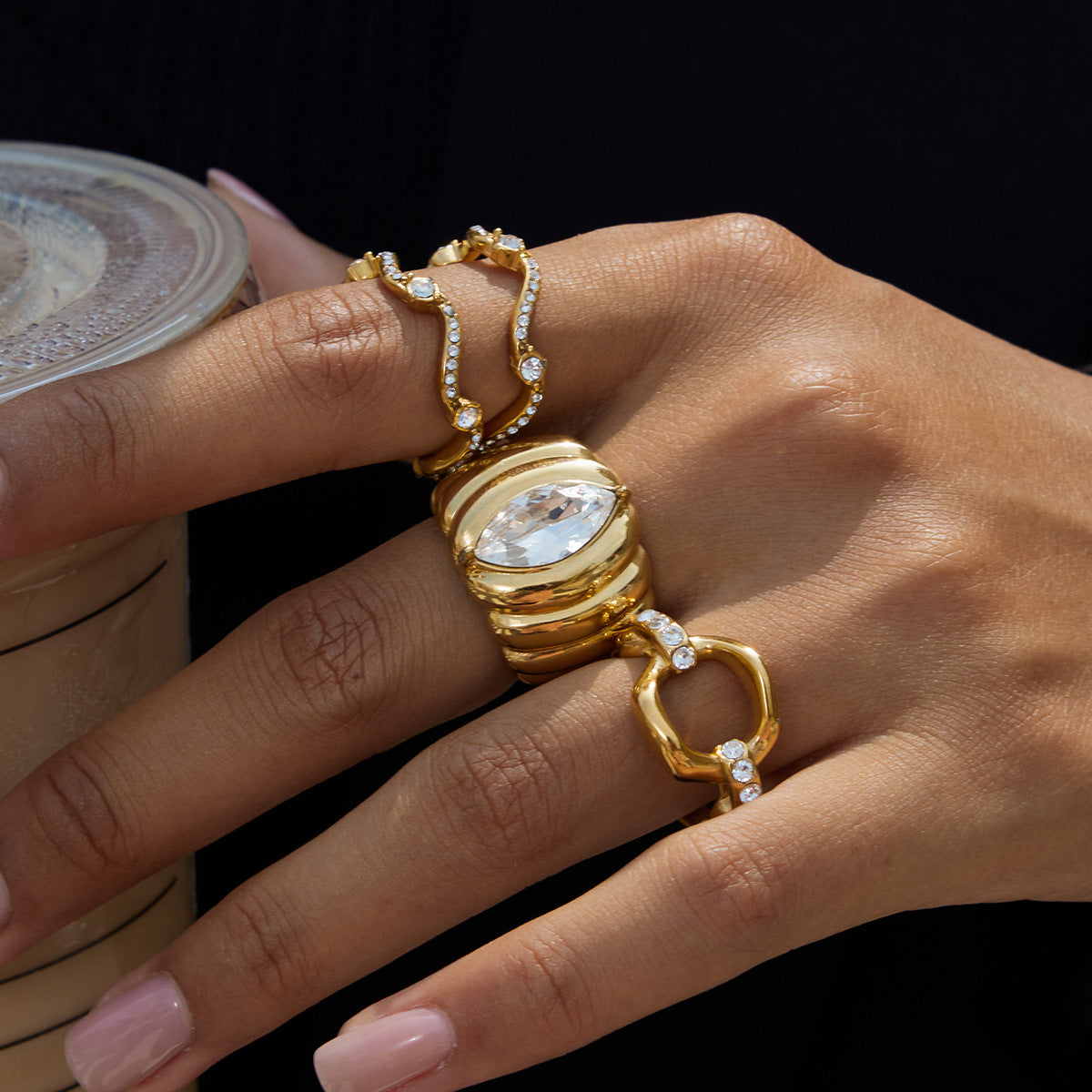 Anillo chapado de acero inoxidable geométrico con textura de diamantes de imitación para mujer, joyería de mano de lujo minimalista