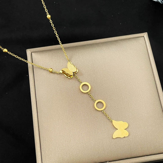Collana con Ciondolo a Farfalla Minimalista in Acciaio al Titanio con Finitura Placcata per Donna e Unisex