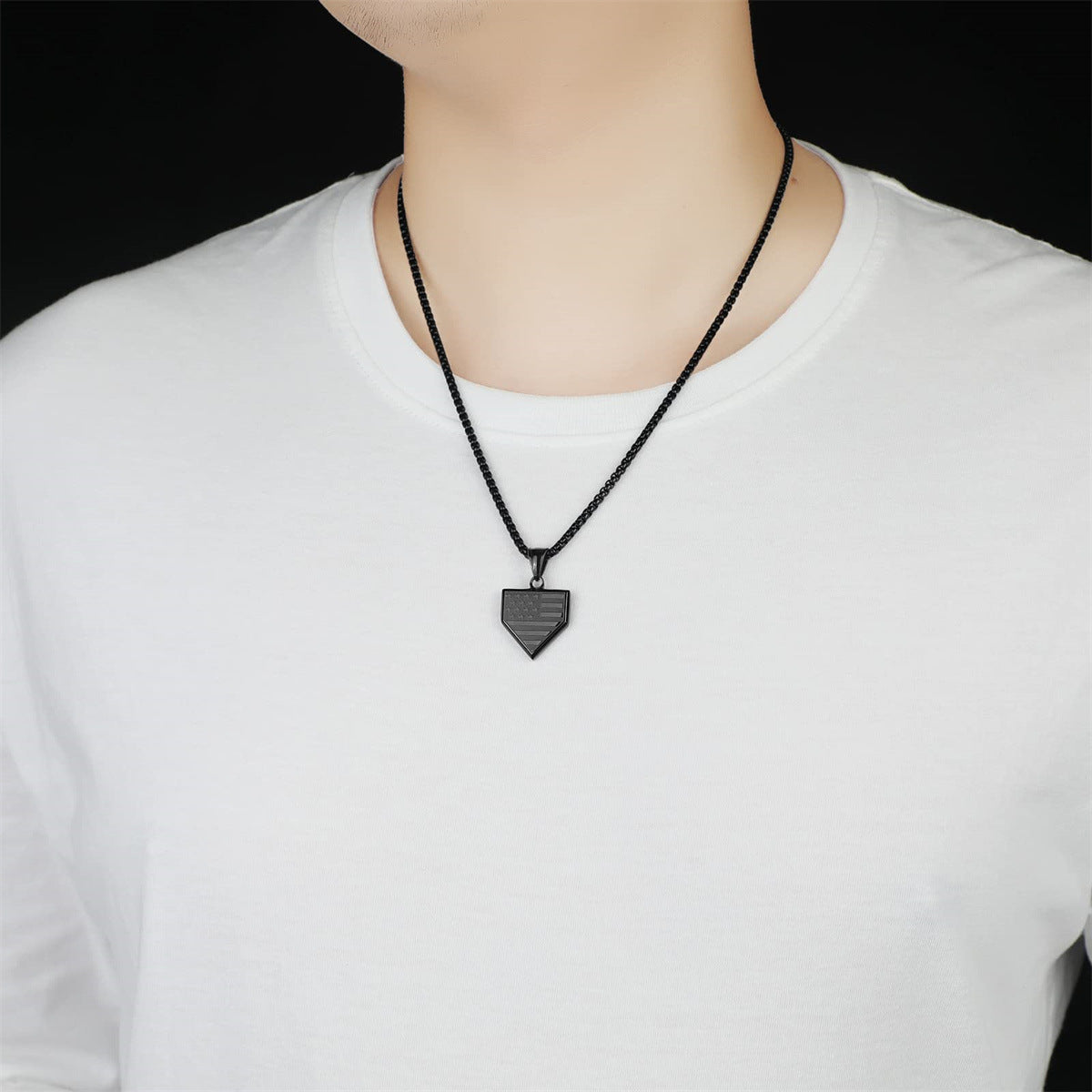 Collana Pendente a Scudo Pentagonale Geometrico Minimalista da Uomo in Acciaio al Titanio con Finitura Lucida