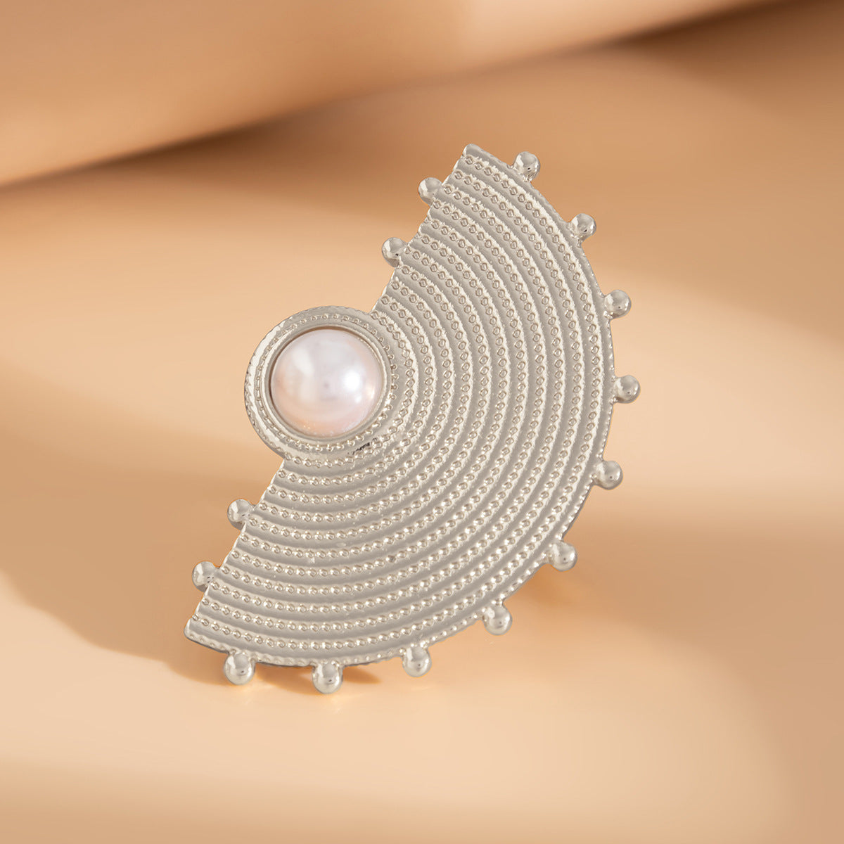 Anello regolabile "Ins Style" con perla finta galvanizzata a forma di fiore e foglia, con dettagli in piuma arricciata