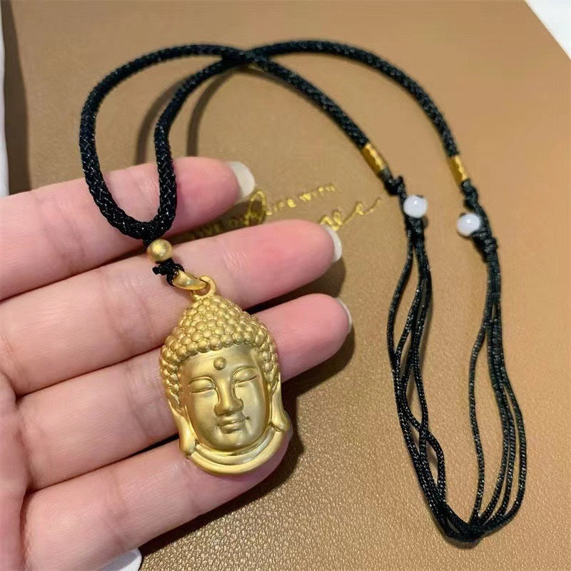 Collana Minimalista Geometrica a Ciondolo Buddha in Acciaio al Titanio Placcato Oro con Cordino Nero