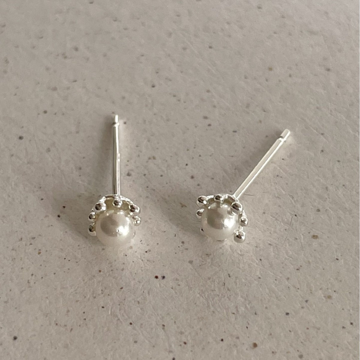 Aretes de perlas con forma de letra minimalista de plata de ley 925 con baño de oro