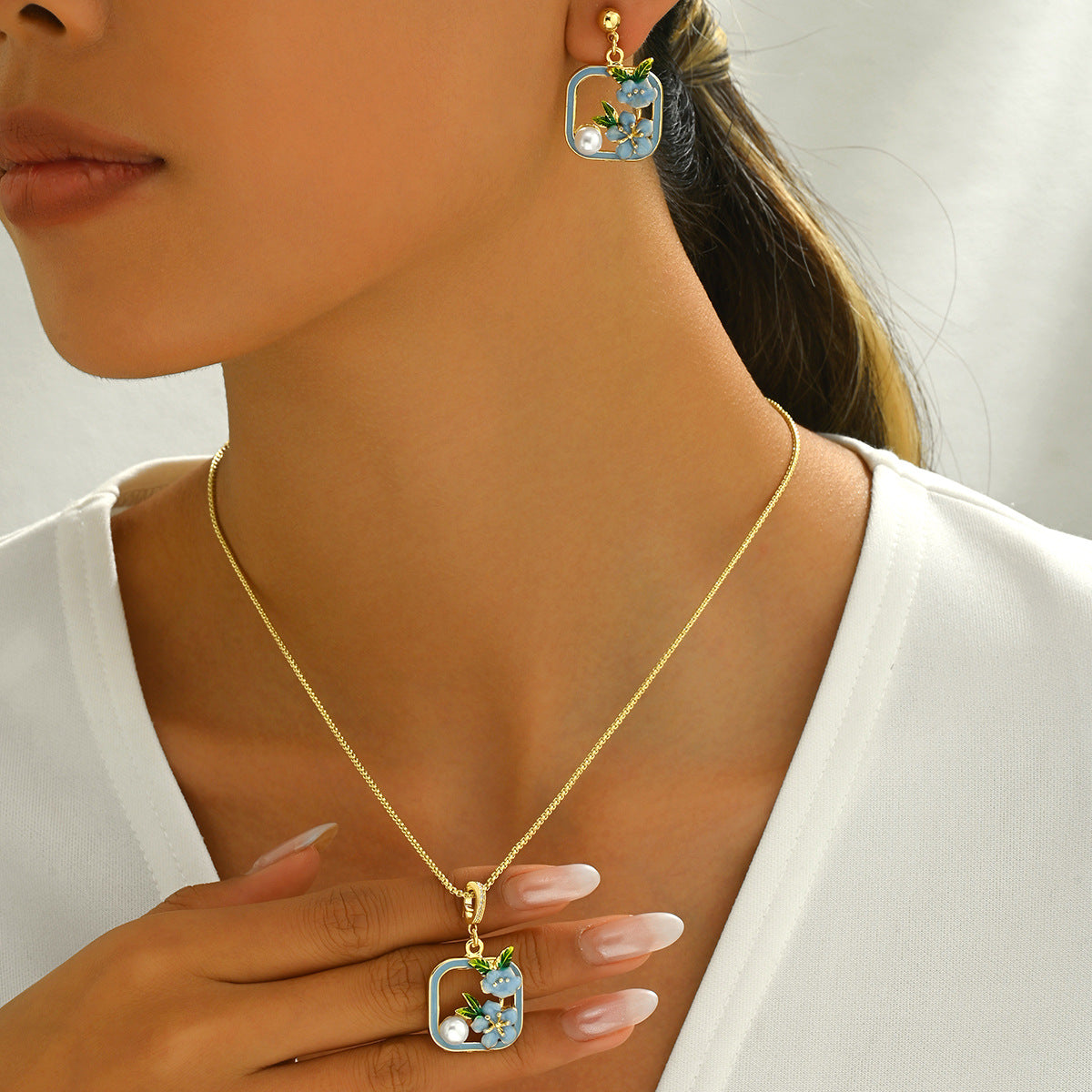 Completo di collana e orecchini floreali alla moda da donna con finitura smaltata e intarsi in perla in rame