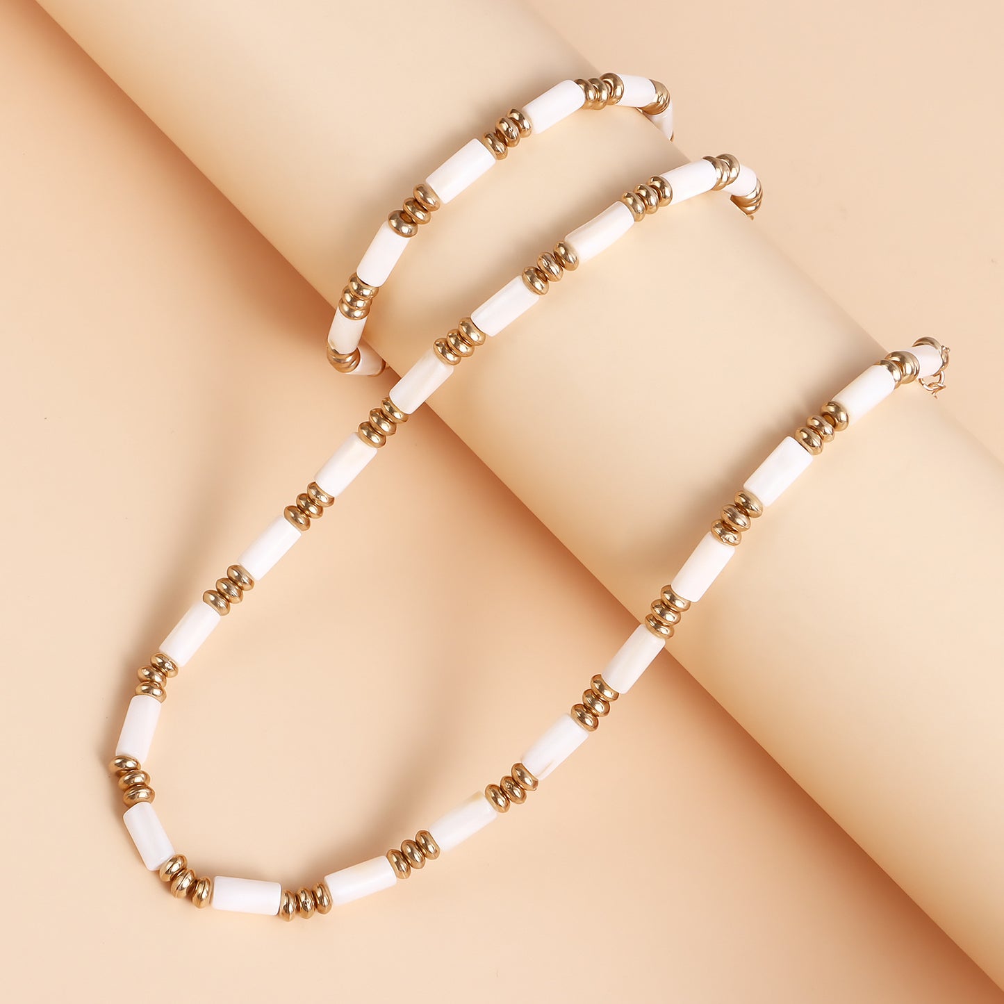 Collar para mujer de nácar y bambú con cuentas de estilo geométrico y acabado chapado