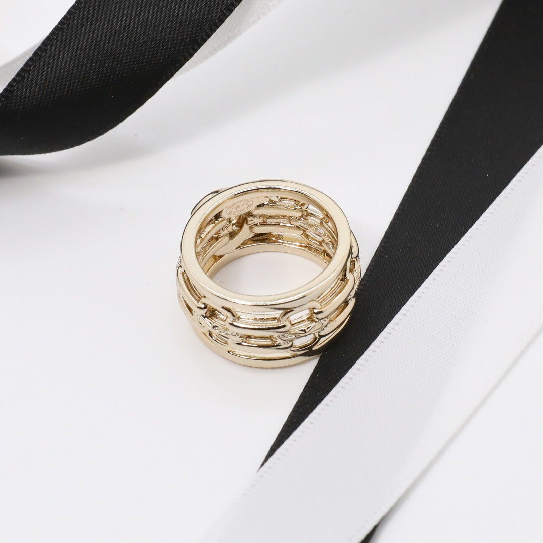 Anello "Sweet Luxury" da donna placcato oro in ottone con maglie cubane e design a doppia C con strass