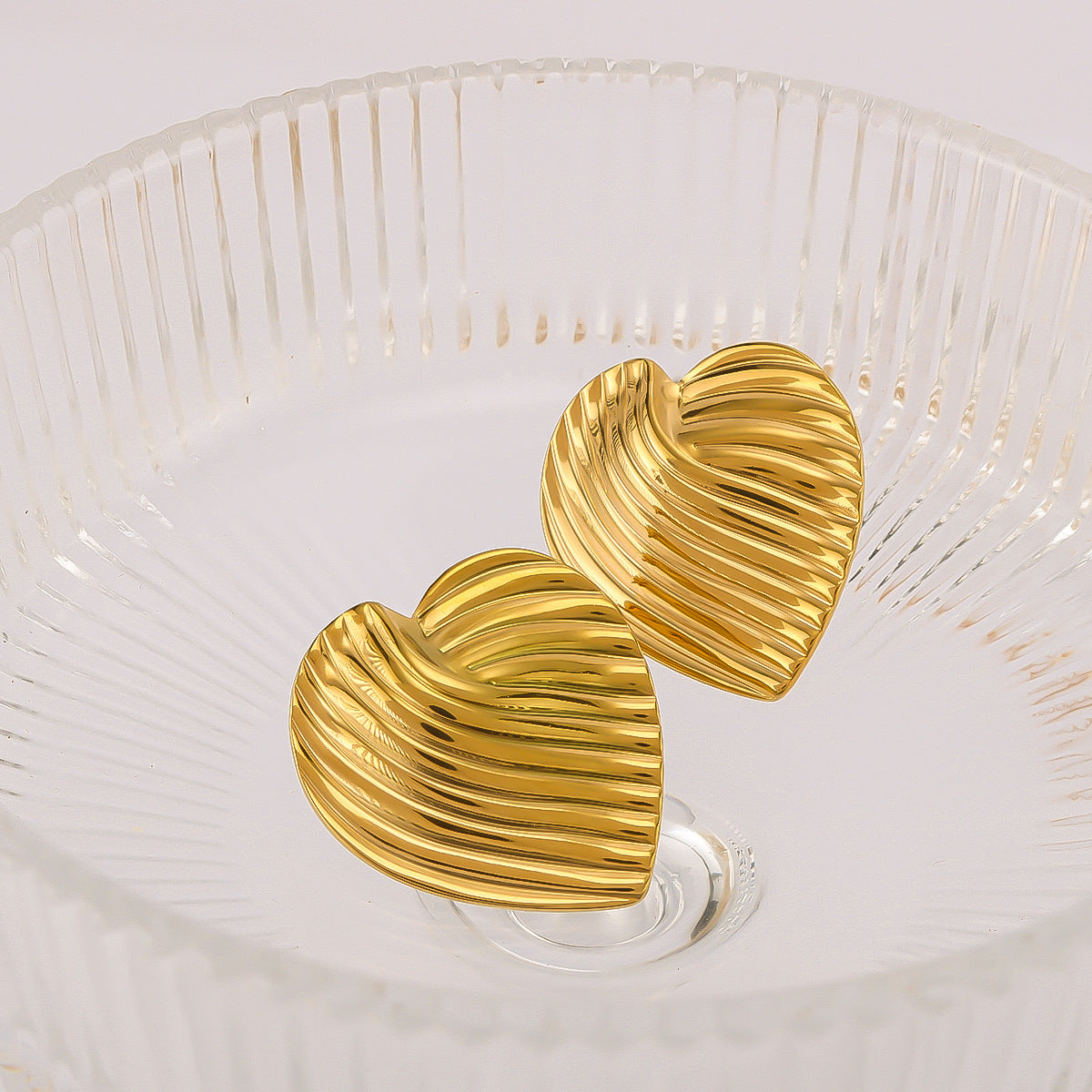 Orecchini minimalistici in acciaio inossidabile lucidato a forma di cuore e foglia per donna con finitura placcata oro 18 carati sotto vuoto