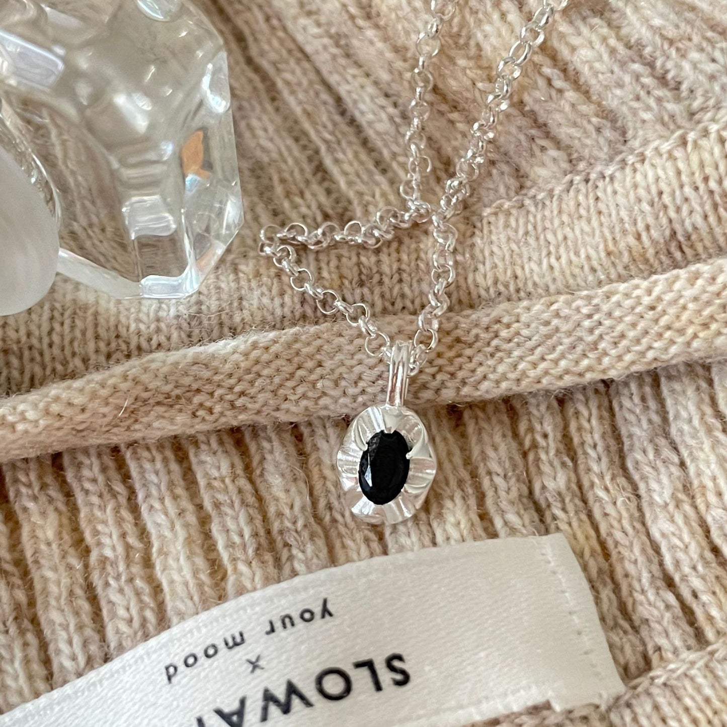 Collar Colgante Geométrico Minimalista en Plata de Ley 925 con Incrustación de Circonita Negra