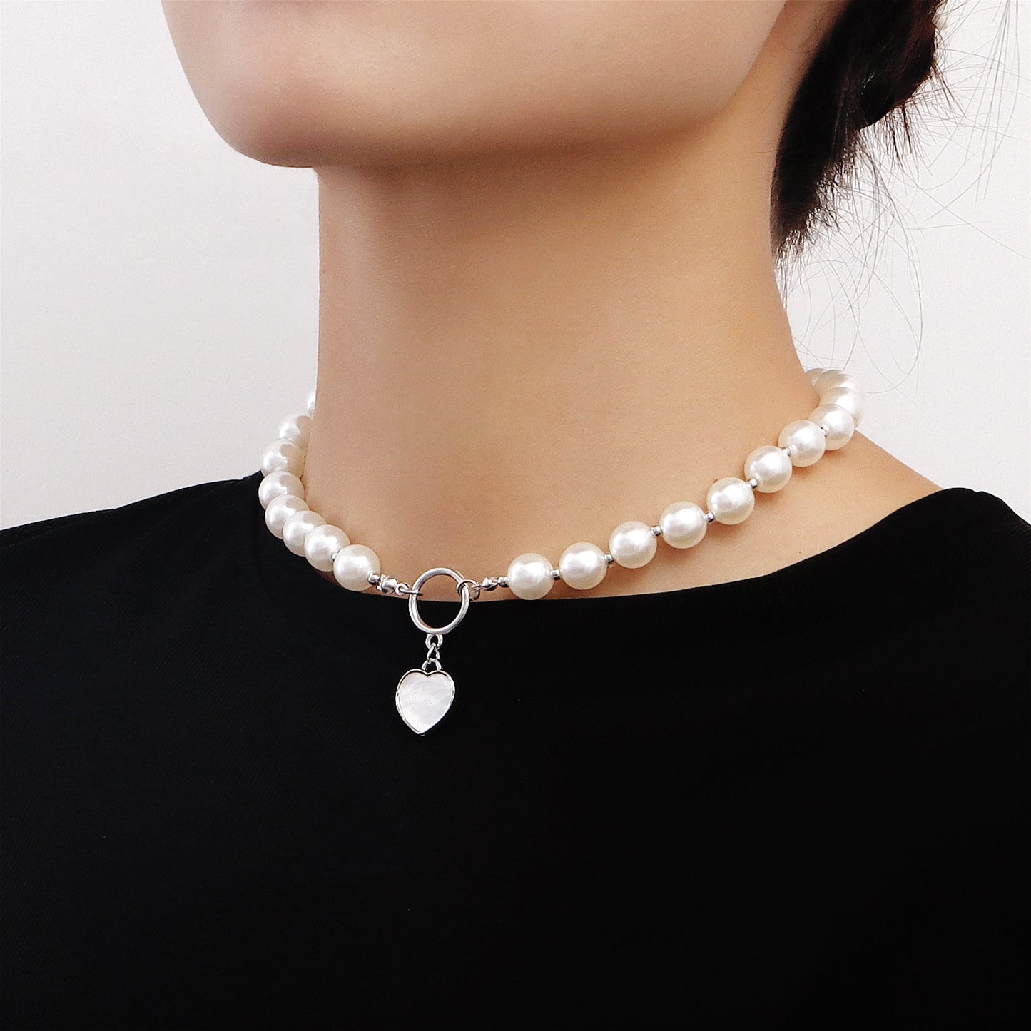 Sweet Minimalist Heart-Shaped Mother-of-Pearl Pendant Necklace with Gold-Plated Alloy Chain for Women