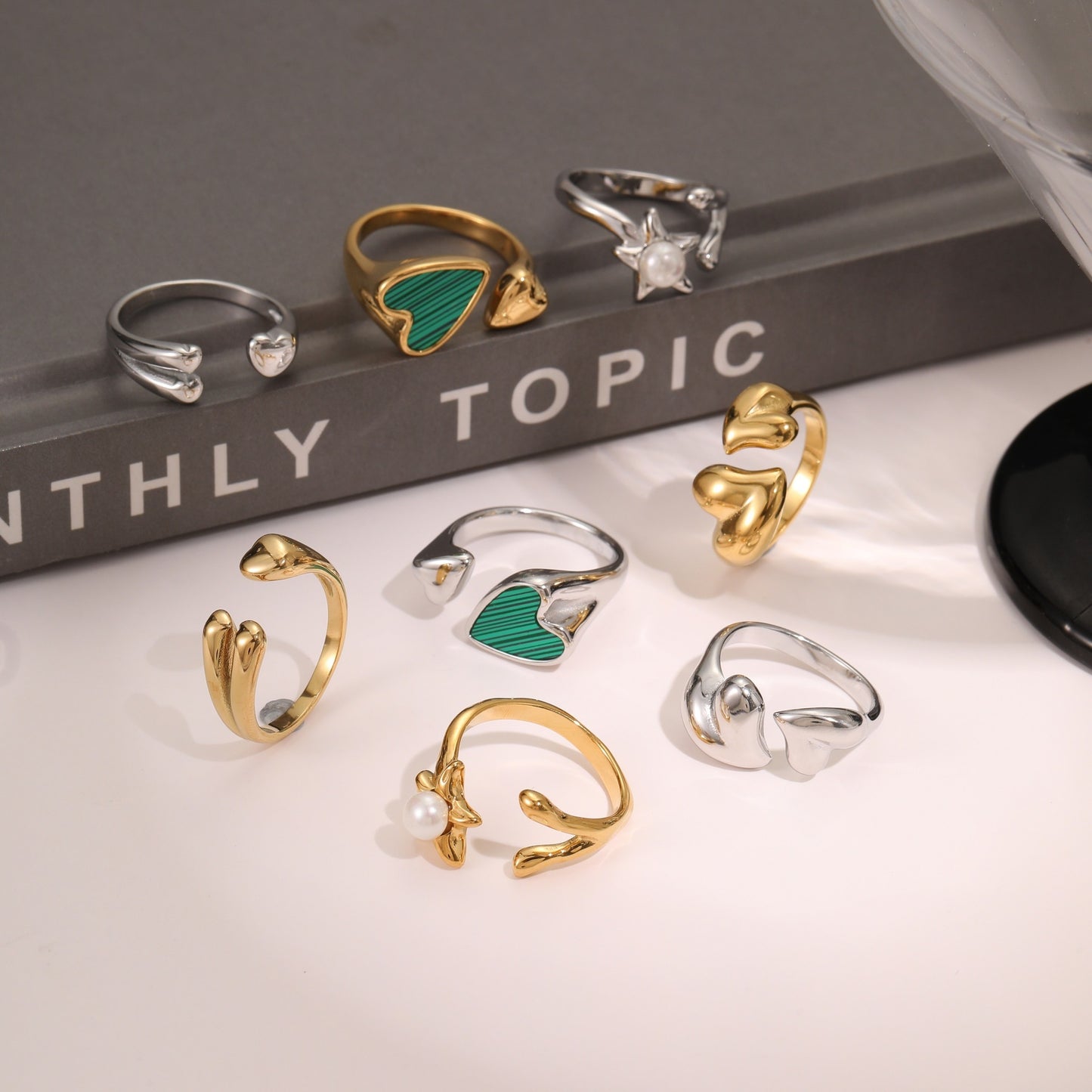 Anillo Abierto de Acero Inoxidable con Forma Geométrica, Acabado de Acero de Titanio y Detalle de Corazón de Malaquita para Mujer