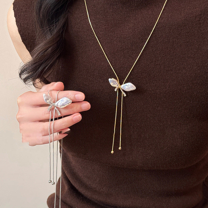Elegante Collana con Ciondolo a Farfalla, Perle Sintetiche e Intarsi di Strass per Donne, Catena Leggera per Maglione in Stile Minimalista di Lusso