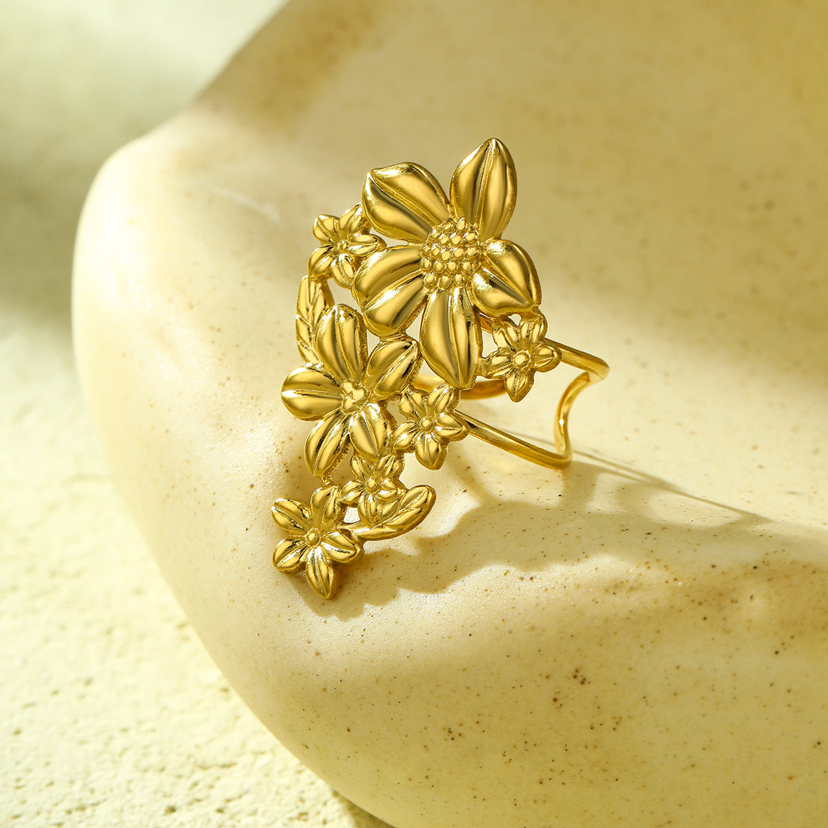 Anillo hueco de estilo palacio francés vintage para mujer en acero inoxidable con baño de oro
