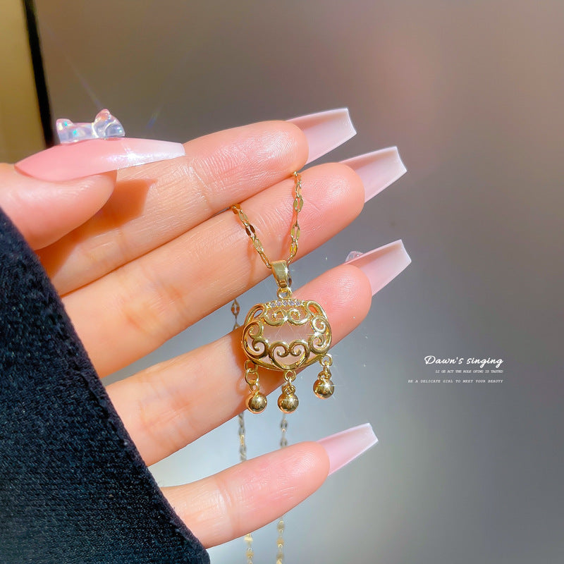 Collar con colgante de cerradura de longevidad de acero de titanio con incrustaciones de jade Hetian simulado y detalle de borla para mujer