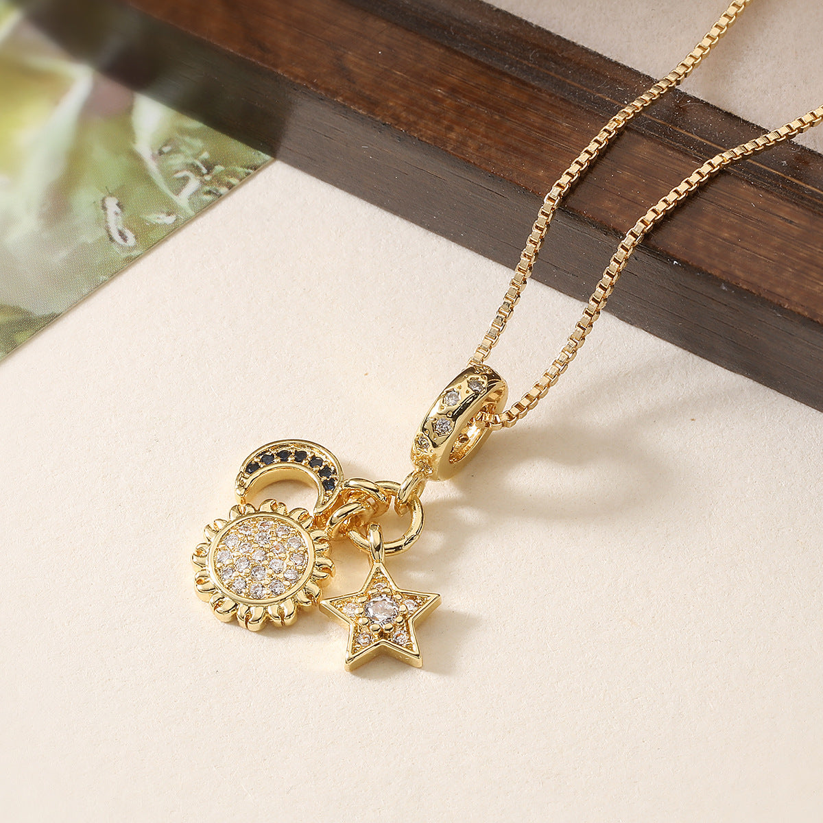 Collana Pendente Geometrica Minimalista a Forma di Aeroplano in Rame con Placcatura in Oro 18K e Dettagli in Zircone per uno Styling Versatile sulla Clavicola
