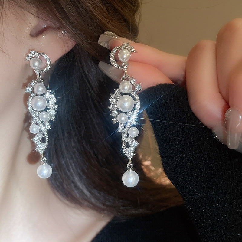 Orecchini a perno di lusso con lega geometrica irregolare e intarsio di strass, placcati argento, alla moda e versatili da donna