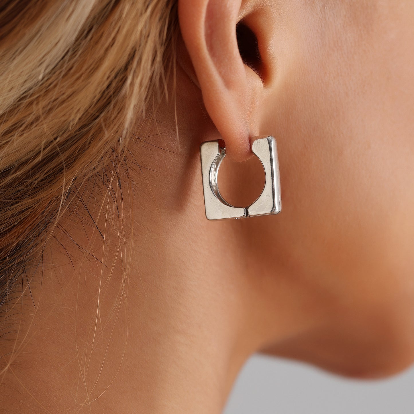 Pendientes de aro cuadrados minimalistas de aleación con diseño geométrico calado para mujer