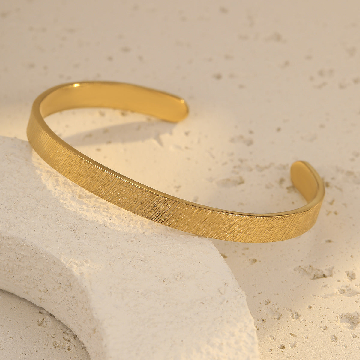 Fashionable Geometric Stainless Steel C-Shape Open Bangle Bracelet with Engraved Hammered Texture and Plated Finish