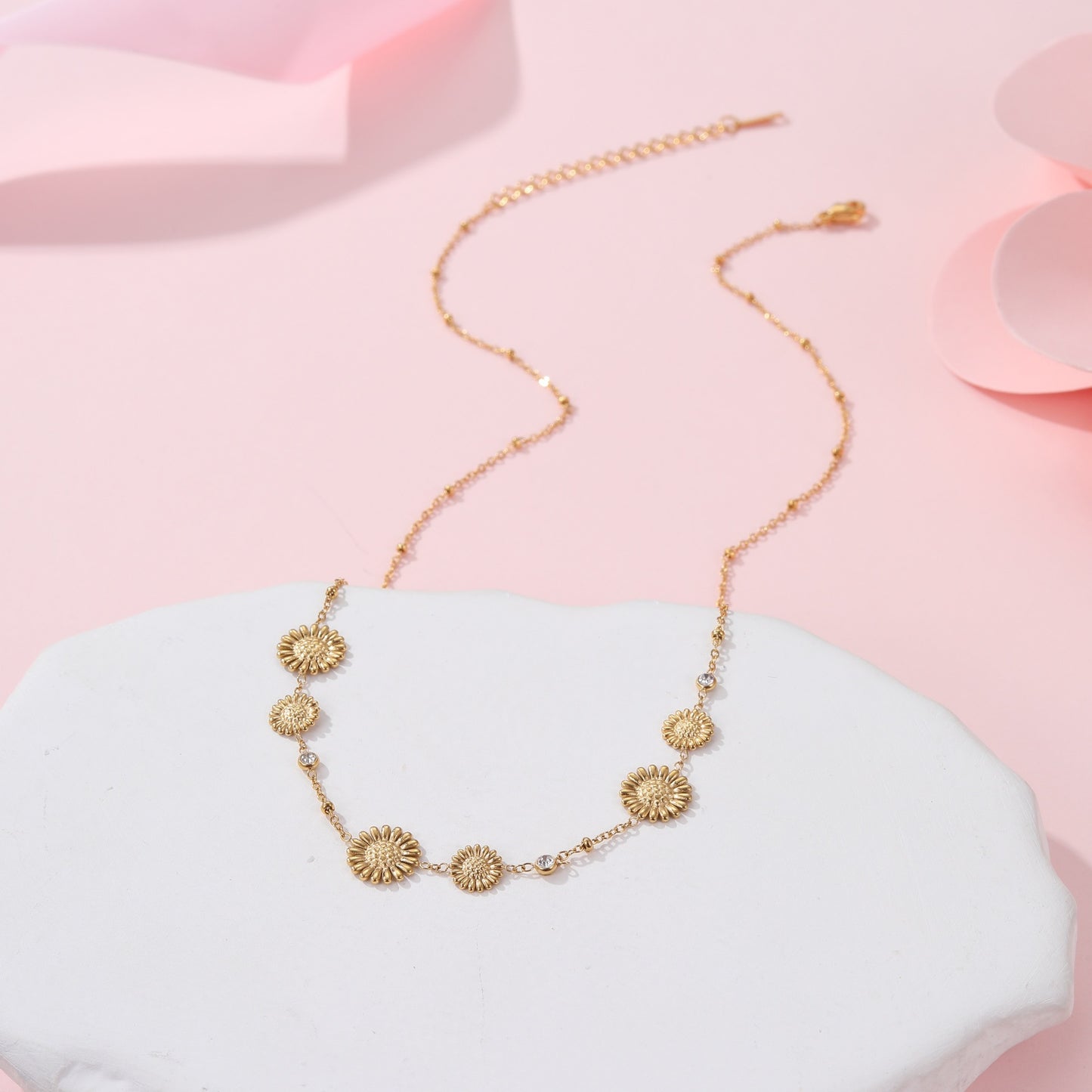 Collana con ciondolo a girasole e margherita alla moda in acciaio al titanio placcato oro 18 carati da donna