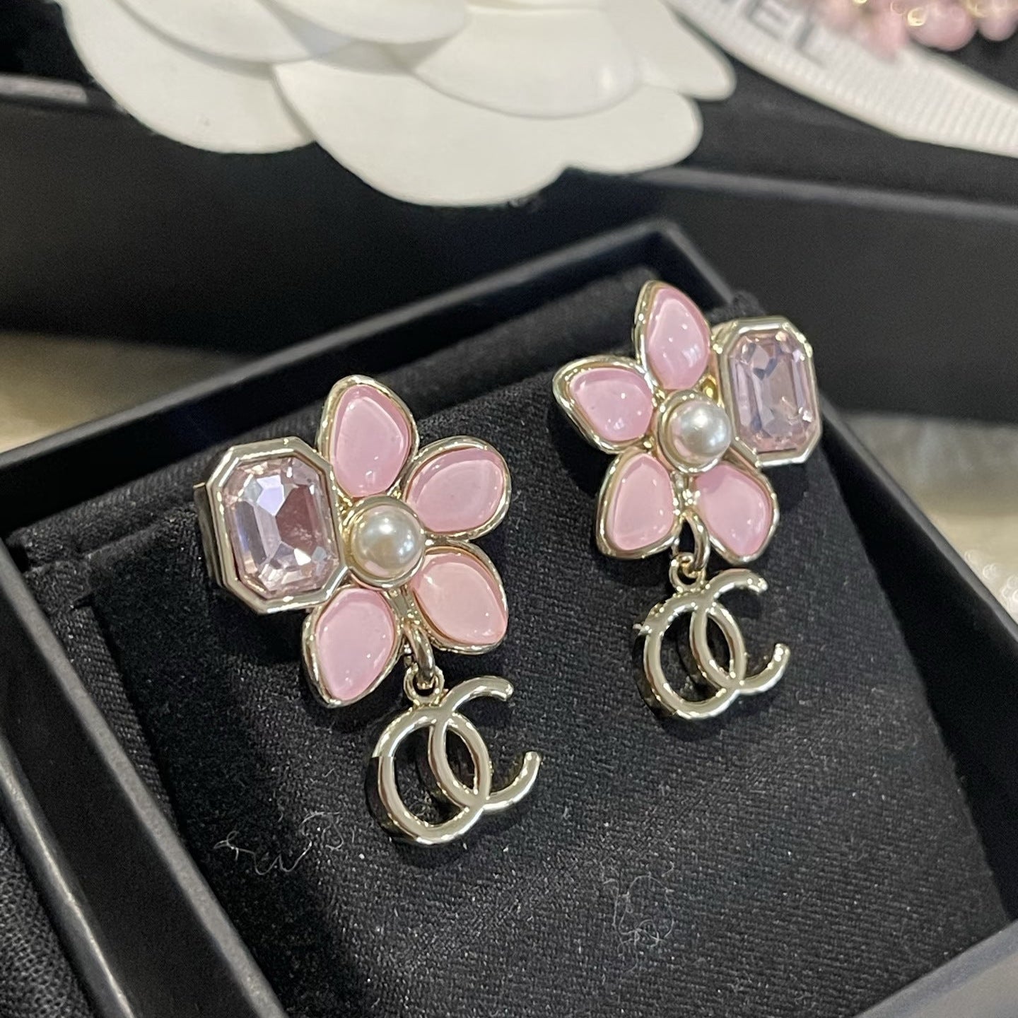 Orecchini in ottone placcato oro con fiori dolci e perni in argento sterling 925