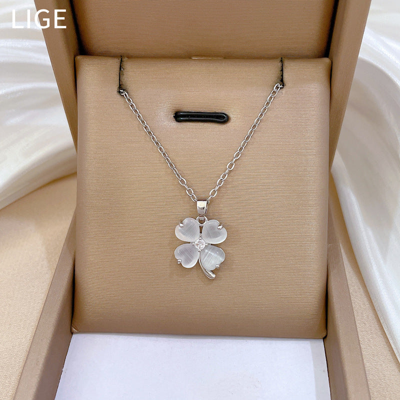 Collar con colgante de trébol estilo dibujos animados para mujer y hombre, de acero de titanio con incrustaciones de diamantes de imitación y delicada cadena para la clavícula