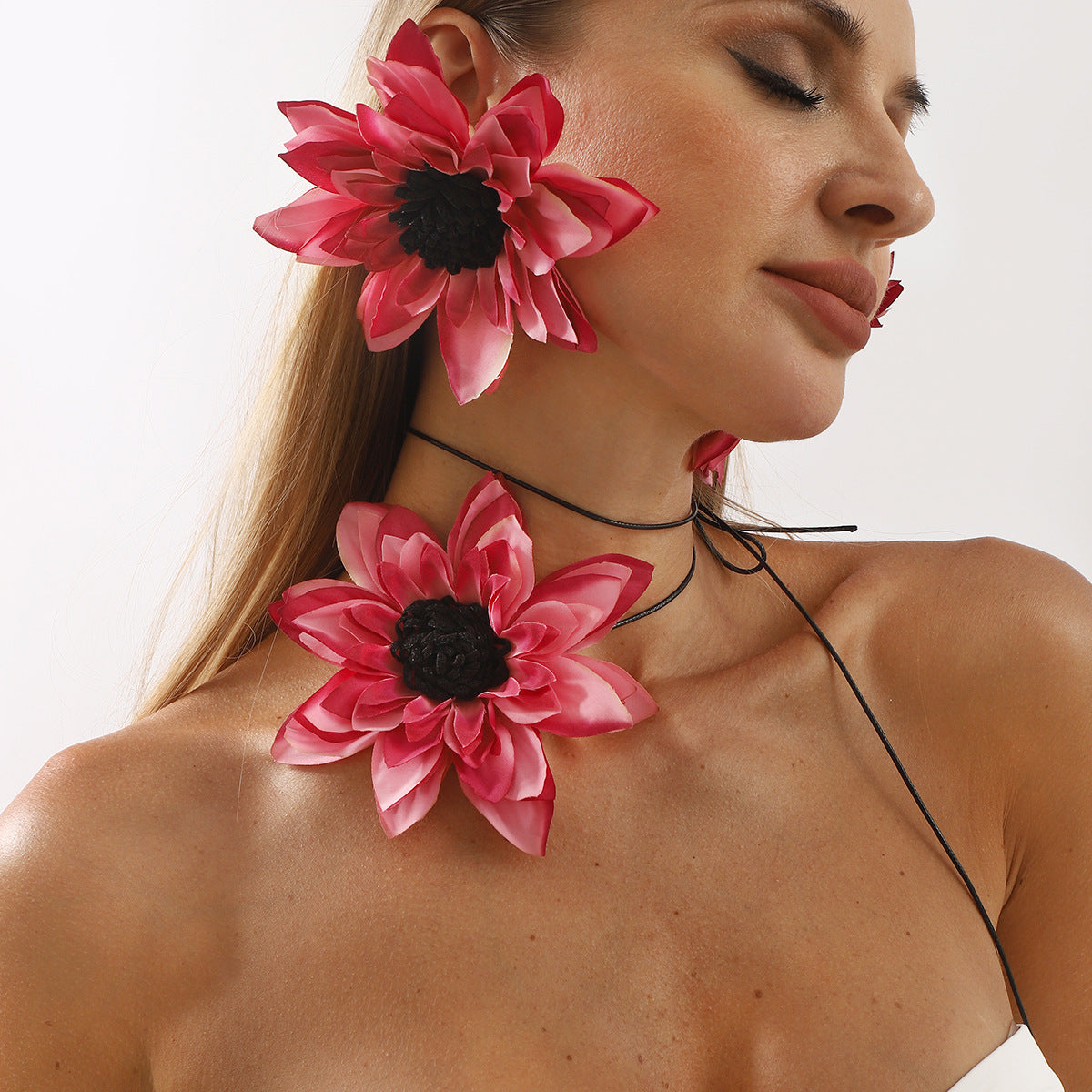 Collar floral de verano con flores de tela hechas a mano en cordón de cuero trenzado para mujer