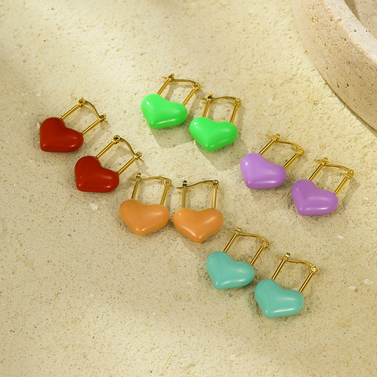 Orecchini a perno da donna in acciaio inossidabile placcato oro 18 carati e smalto a forma di cuore in stile vintage