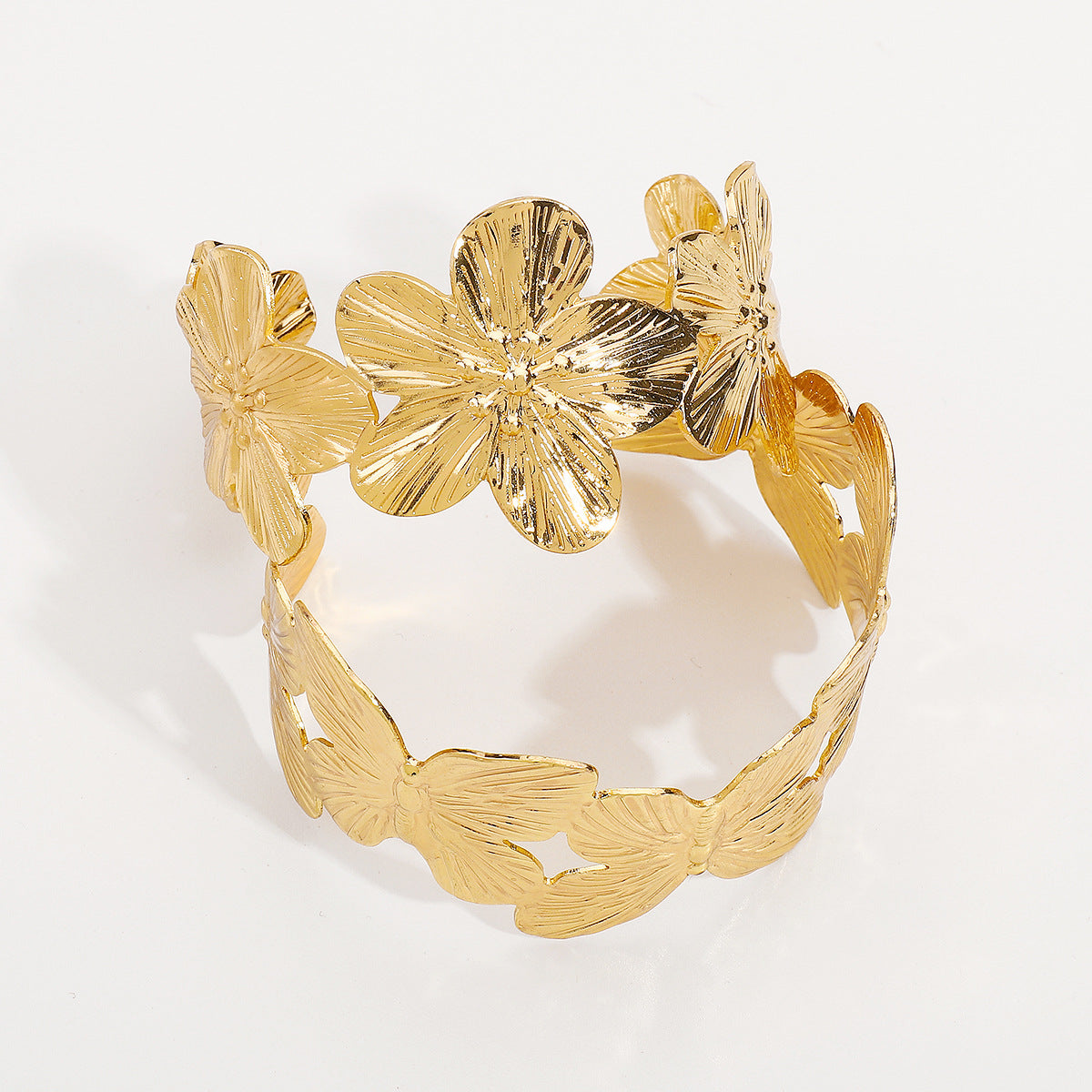 Pulsera de aro minimalista con mariposa y flores en tonos fríos con acabado de hierro galvanizado