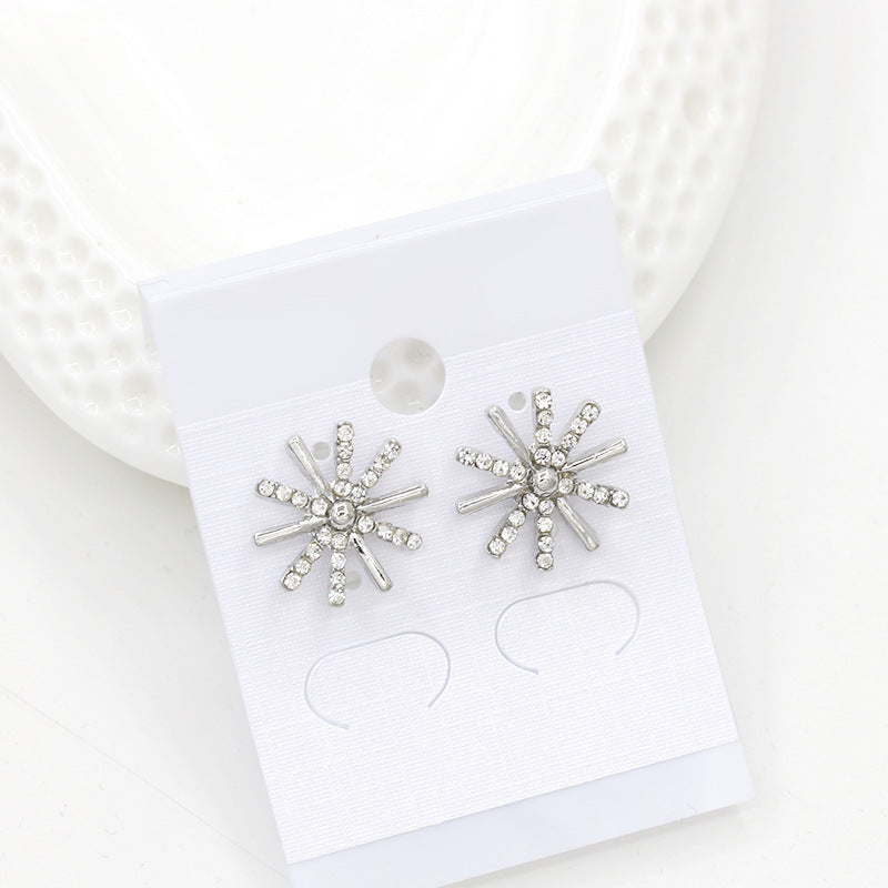 Pendientes minimalistas de astas de ciervo para mujer con acentos de copo de nieve de circonita en cobre chapado y postes de acero inoxidable