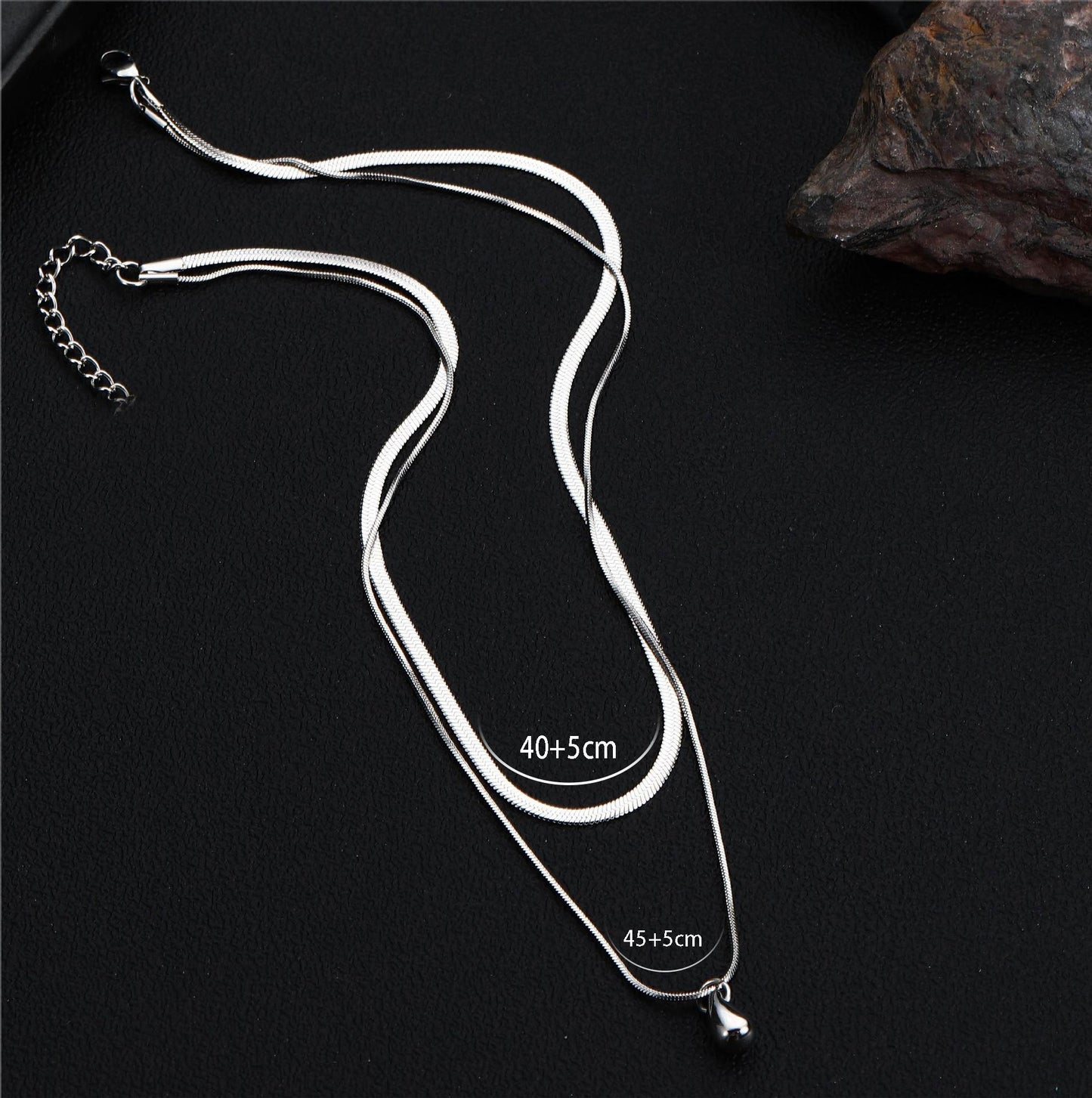 Collar minimalista de doble capa con colgante de lágrima en acero inoxidable con acabado pulido y cadena de serpiente, unisex