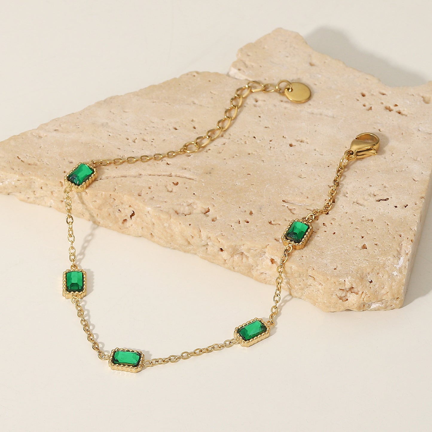 Bracciale Minimalista Geometrico in Acciaio Inossidabile con Placcatura in Oro 14K e Accenti Quadrati di Zircone Verde da Donna