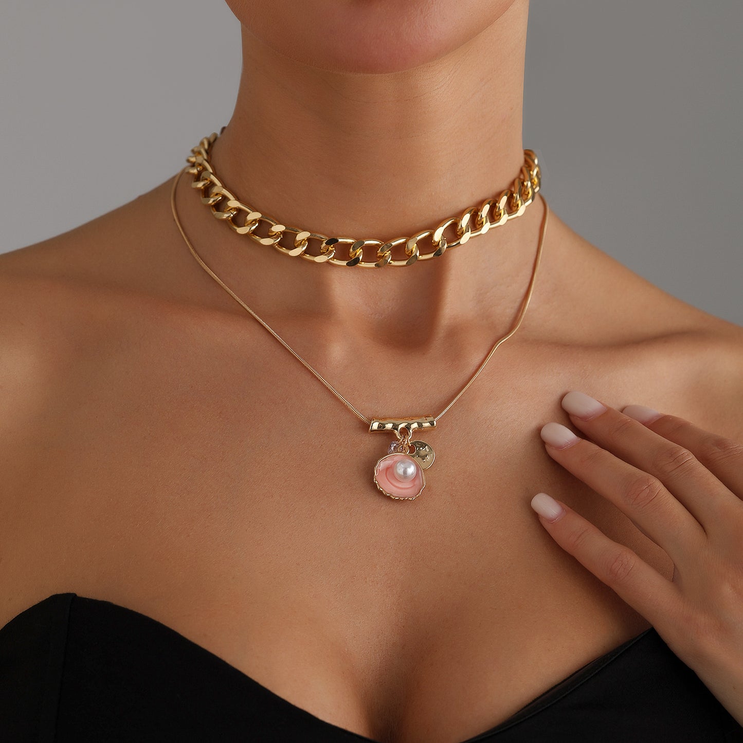Fashionable Minimalist Geometric Pink Seashell-Inlaid Pearl Necklace for Women with Gold-Plated Alloy Choker Style Collarbone Chain