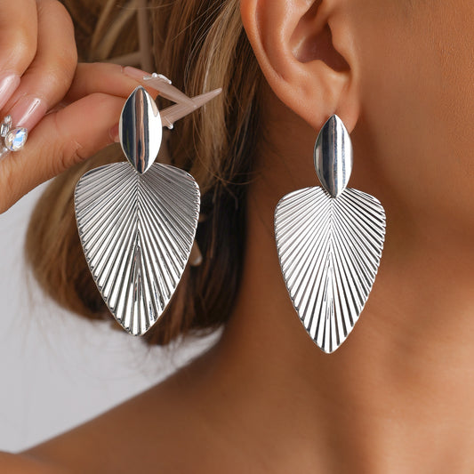 Vintage Luxury Textured Leaf Geometric Round Zinc Alloy Plated Stud Earrings for Women