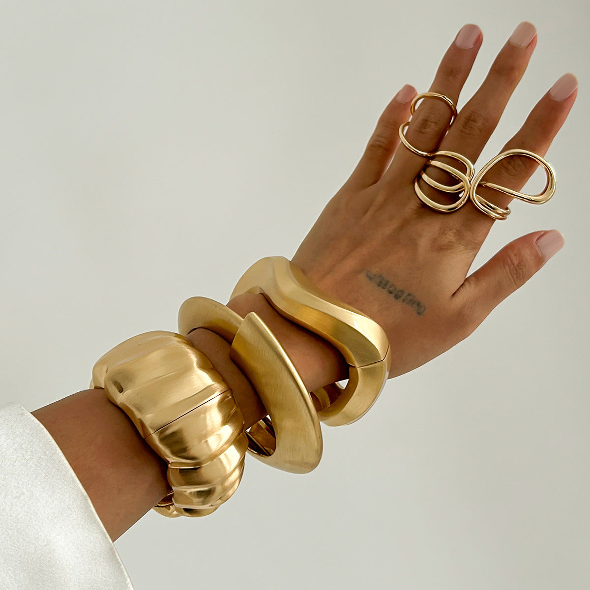 Pulsera de brazalete abierto ondulado irregular minimalista con cierre de resorte en acabado chapado en aleación para mujer