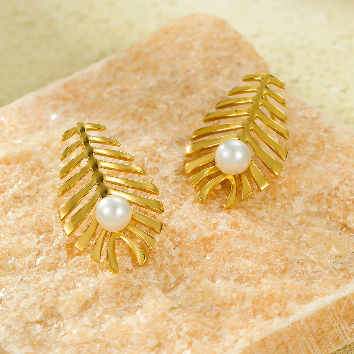 Pendientes de Acero Inoxidable con Forma de Hoja Estilo Vintage con Incrustaciones de Perlas y Baño de Oro de 18K para Mujer