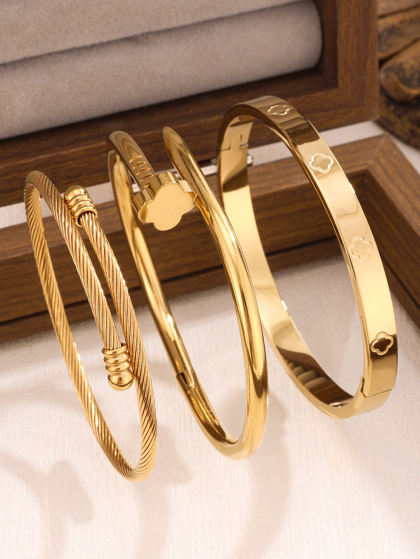 Juego de pulseras de acero inoxidable con trébol de cuatro hojas, incrustaciones de diamantes de imitación y chapado en oro al vacío de 18 quilates, estilo minimalista y a la moda